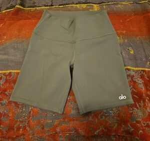 ALO Yoga Women's Grey high wasted biker shorts